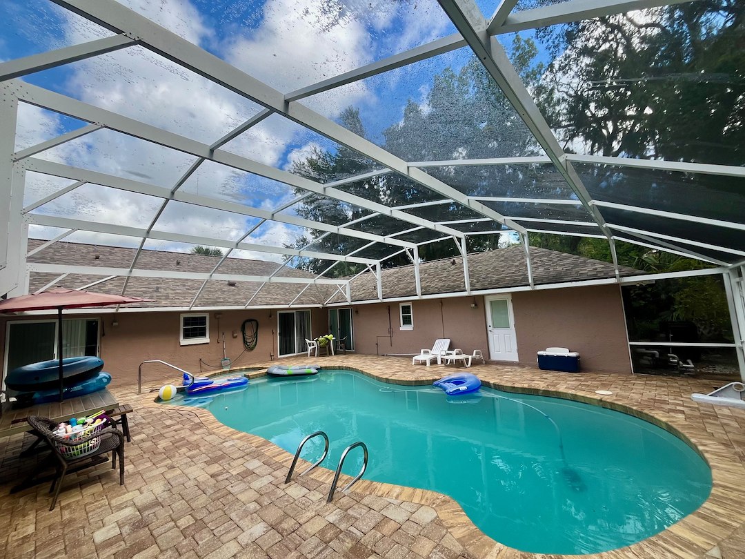 Professional Pool Enclosure Cleaning In Port Orange, Florida (1)